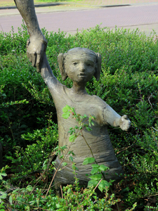 844013 Detail van het bronzen beeldhouwwerk 'Vader en Kinderen' van Jos Pirkner uit ca. 1969, in een plantsoentje op ...